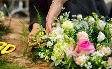  5 Steps to Create Unique and Captivating Flower Arrangements