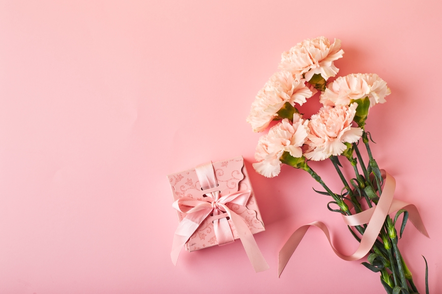Bouquet of pink Carnations and pink gift box