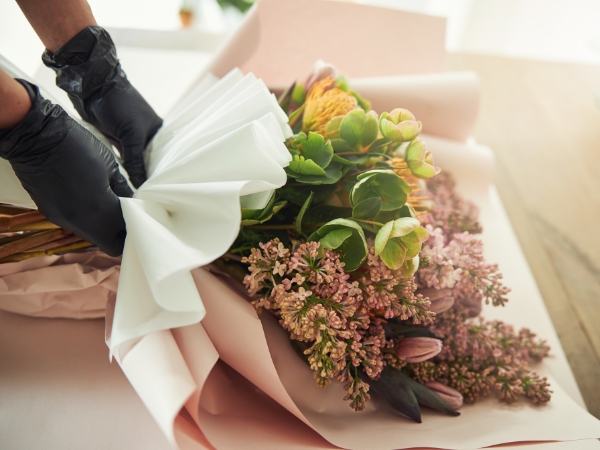 Flower giving at La Rosa Flower Shop fathers day flower philippines